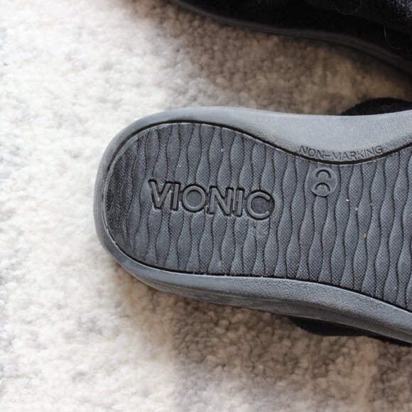 (They fit big!) Vionic 'Relax II' Black Slippers, size 5 - Picture 4 of 5